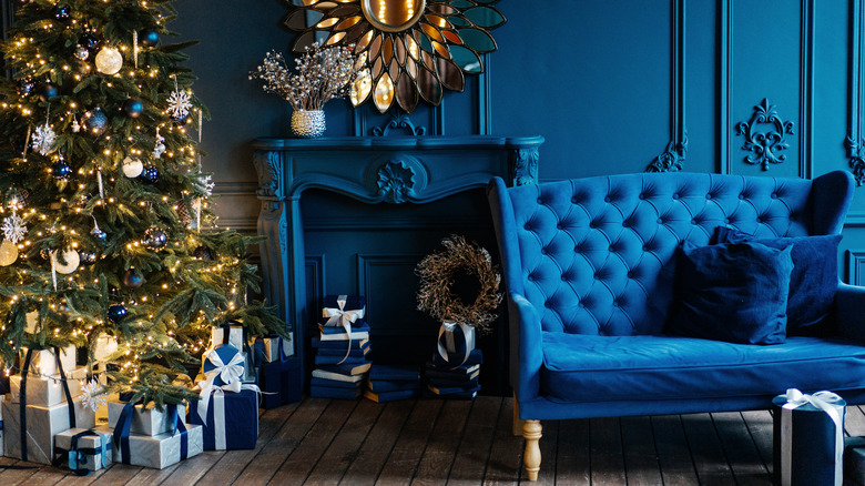 Classic,Blue,Christmas,Interior,With,Green,Christmas,Tree,,Presents,,Lights