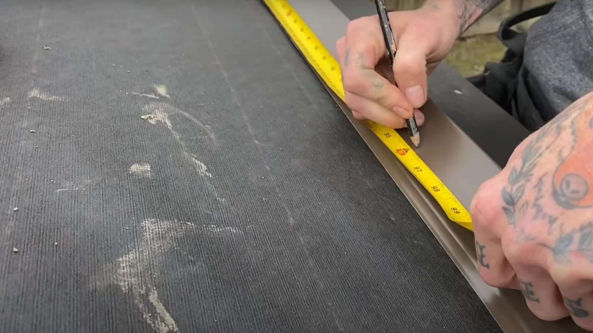 Step_1_Measure_and_Cut_Drip_Edge_for_the_Eaves