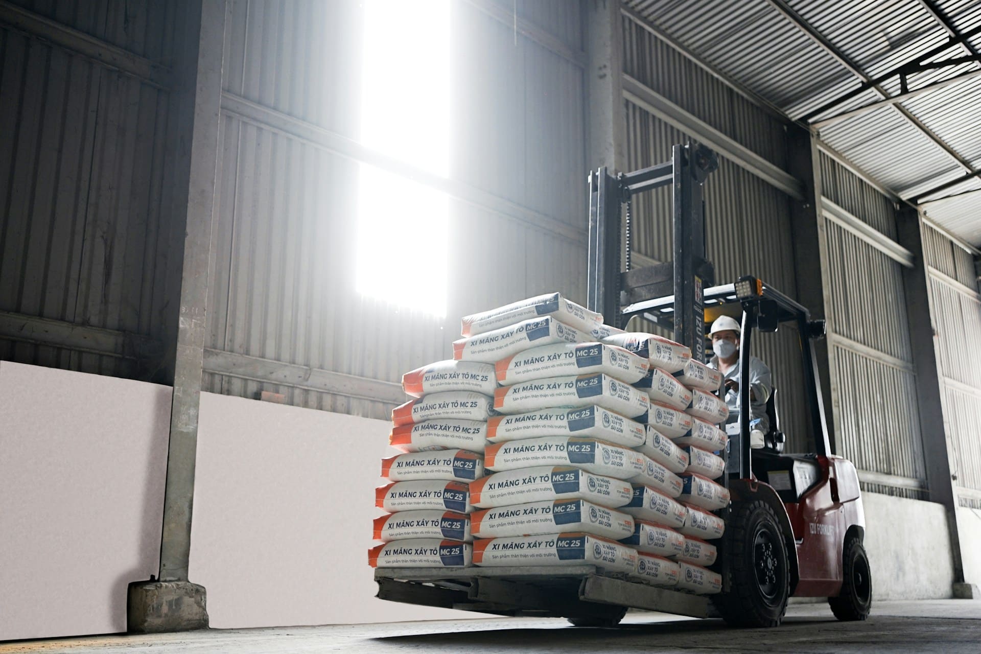 How to Choose Reliable Forklift Dealers Near You