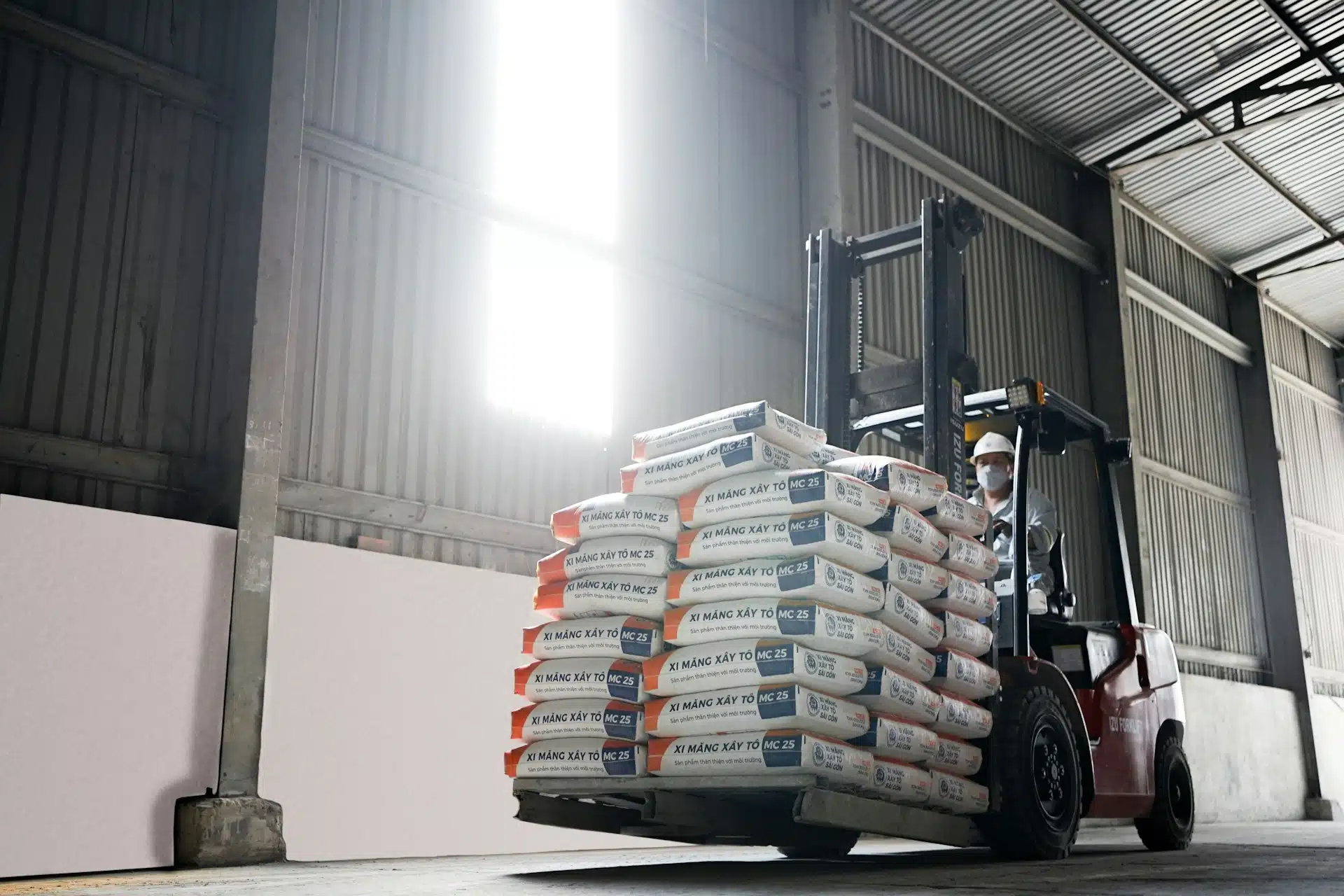 How to Choose Reliable Forklift Dealers Near You