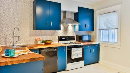 Stylish Kitchen Decor Ideas Using Everyday Utensils and Cutting Boards