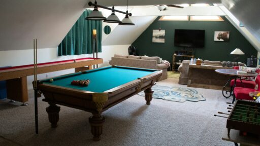Building the Ultimate Entertainment Room for Your Guests