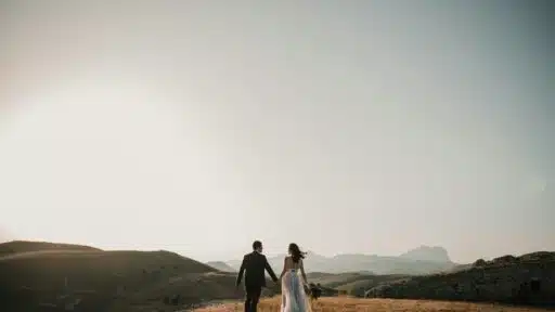 How Can You Plan a Garden Wedding in 2026 From Decor to Outfits?