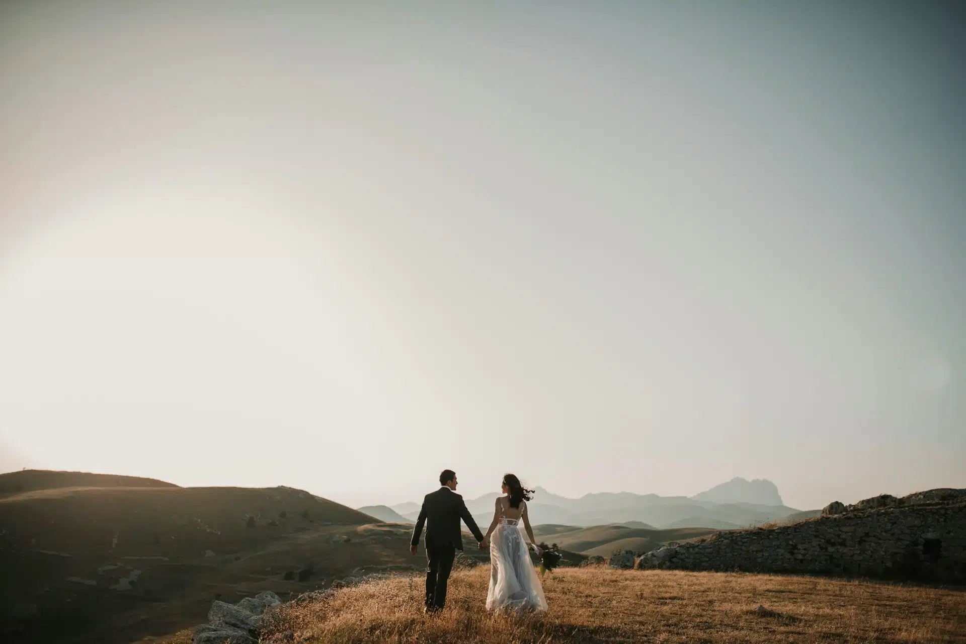How Can You Plan a Garden Wedding in 2026 From Decor to Outfits?