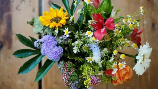 How to Personalize Bouquets for Birthdays or Anniversaries?