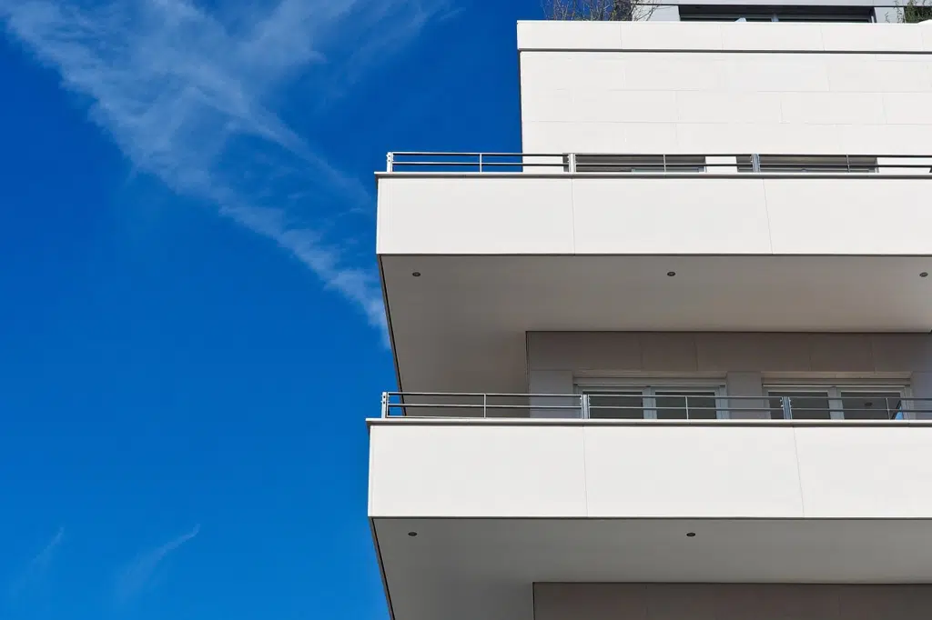 Before You Sign: A Renter’s Checklist for Touring Apartments (Noise, Light, Airflow)