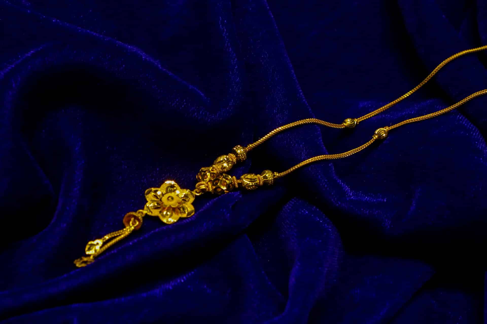 Shining Statements: Why Gold Pendant Necklaces Never Go Out of Style