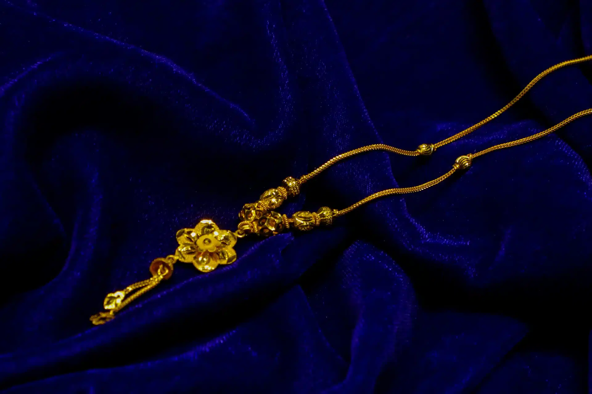 Shining Statements: Why Gold Pendant Necklaces Never Go Out of Style