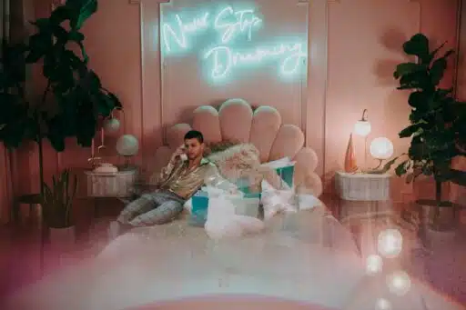 Learn how to choose the perfect neon sign for your bedroom aesthetic. Explore color ideas, placement tips, and styles that match modern, cozy, or minimal interiors.