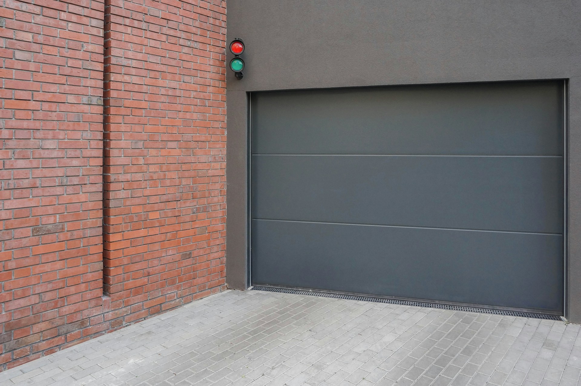 Top Tips on What Homebuyers Notice First About Your Garage Door