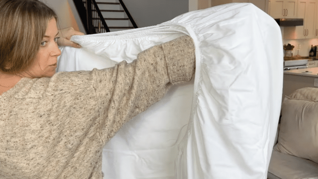 aligning and smoothing elastic edges while holding corners together to reduce bunching