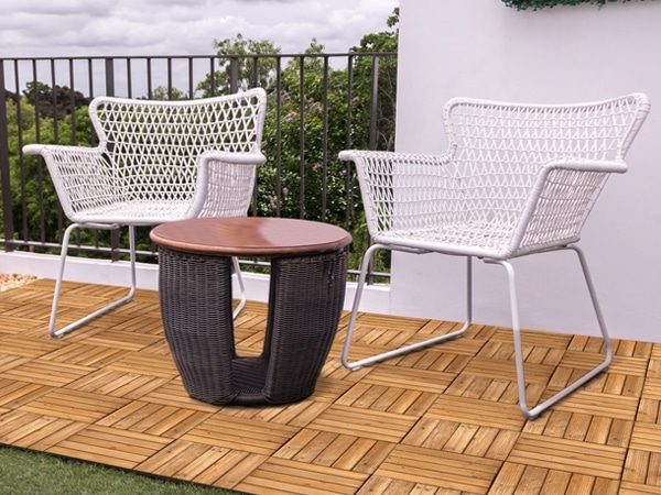 桌子上放着椅子 中度可信度描述已自动生成