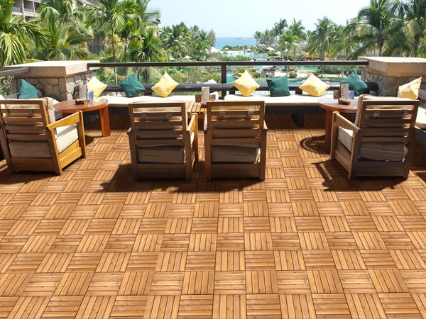 桌子上摆放着许多椅子 低可信度描述已自动生成