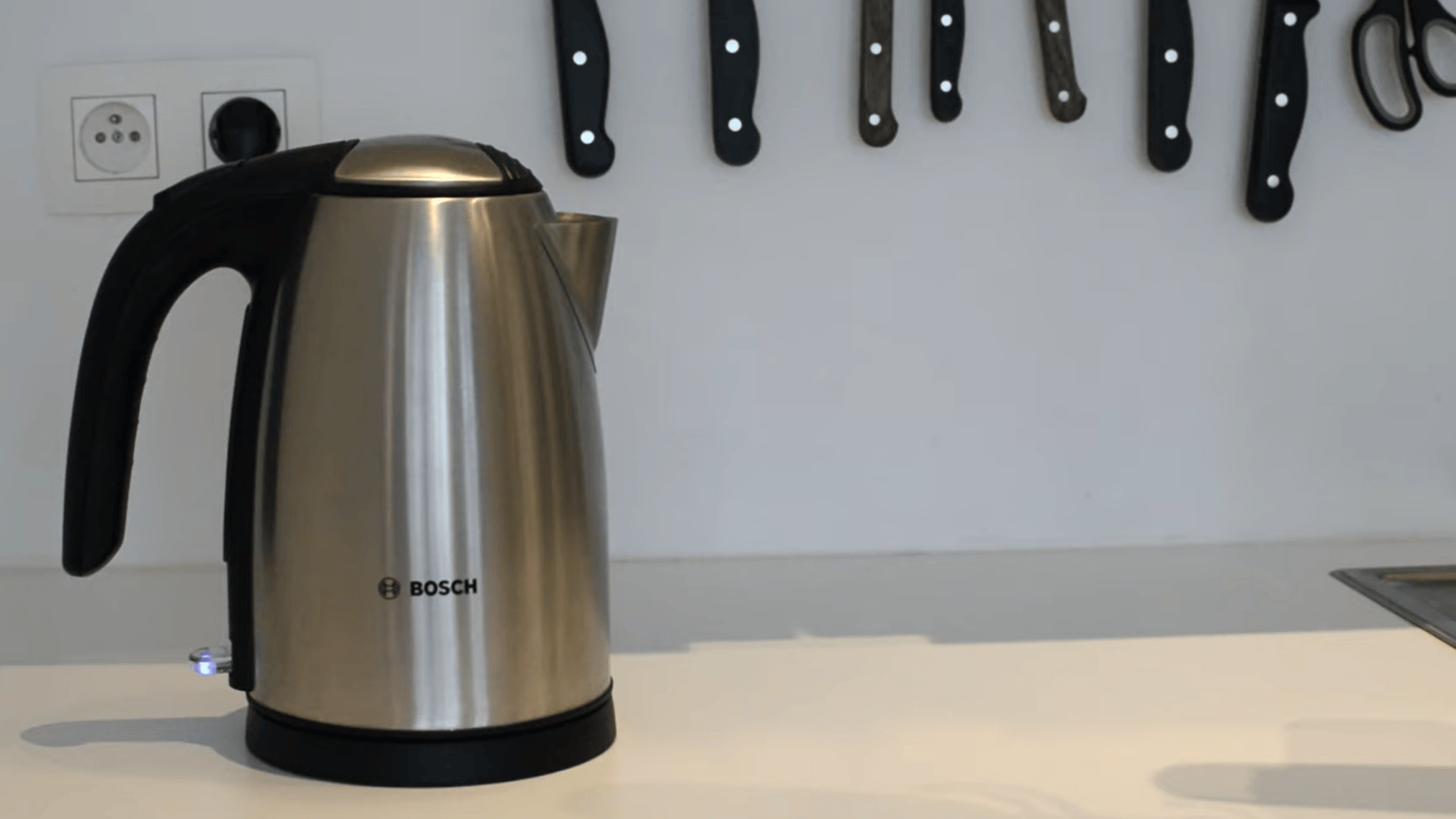 boiling vinegar solution in kettle for descaling