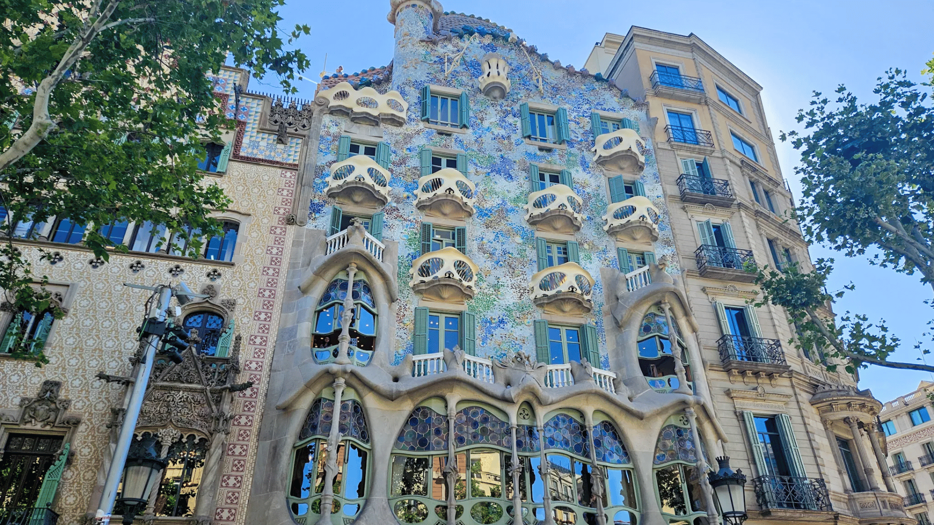casa Batlló with curved façade and organic shapes, showing Art Nouveau influence in european architecture. (1)