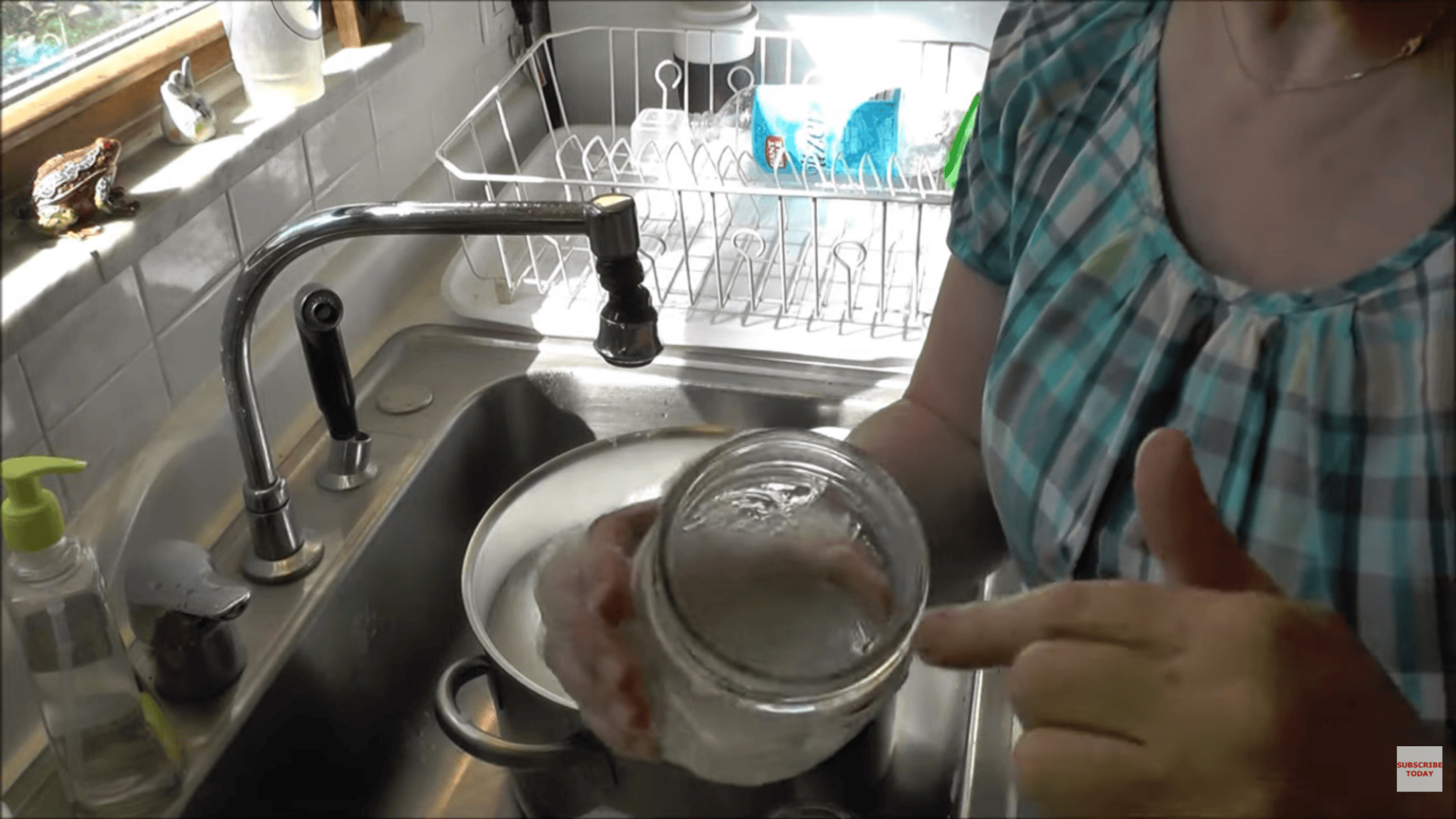 checking jar lid rim for cracks to ensure proper sealing