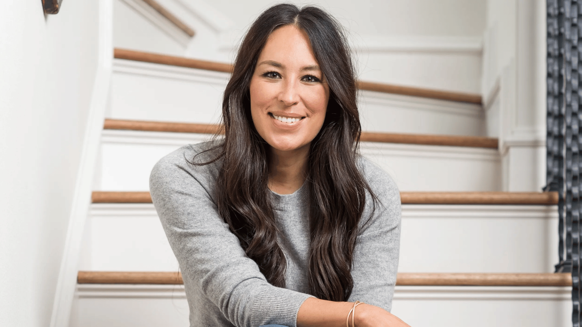 joanna gaines smiling in a cozy farmhouse style home with neutral tones and simple decor elements (1)