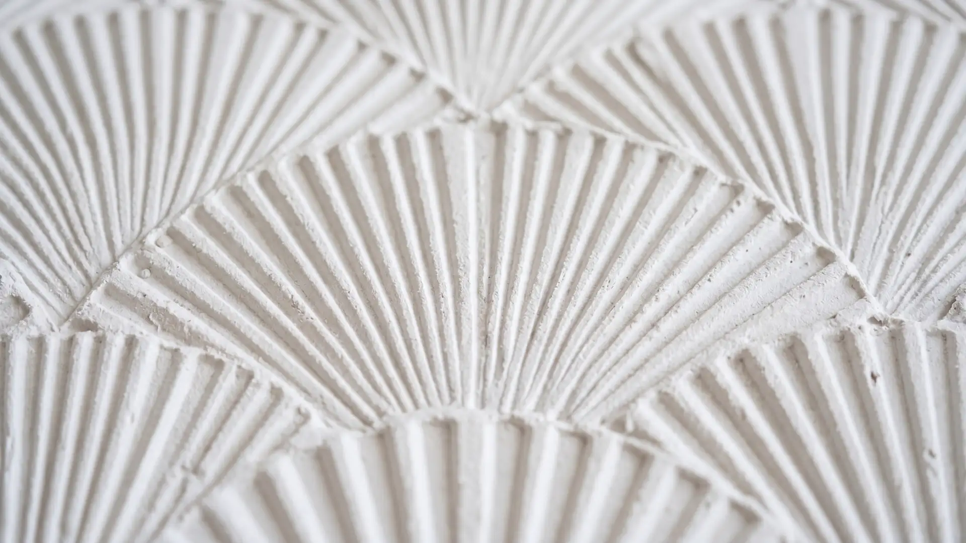 comb ceiling texture with repeating fan shaped lines dragged through white joint compound