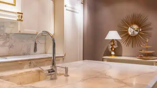 Marble vs. Quartz for Luxury Kitchens: Which Countertop Is Right for You?