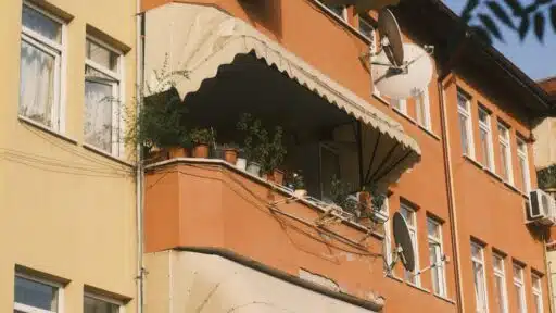 How Much Does It Cost to Install a Retractable Awning on a House?
